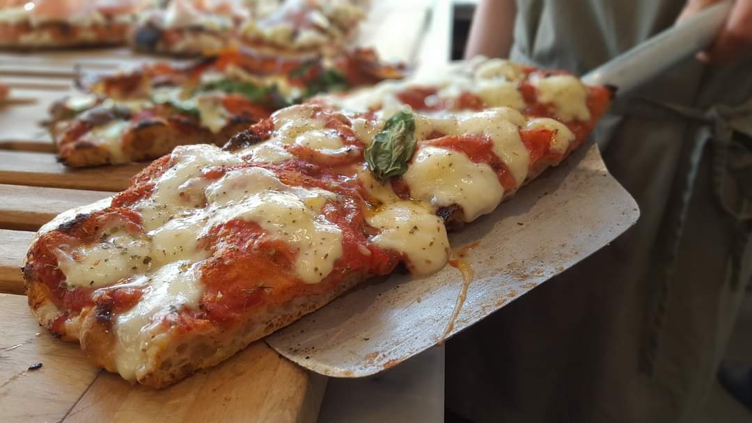 You never go wrong with Margherita 😃
Happy weekend everyone!

#simple #ingredients #realtaste #cambridgeuk #cambridgefood #perfect #pizza