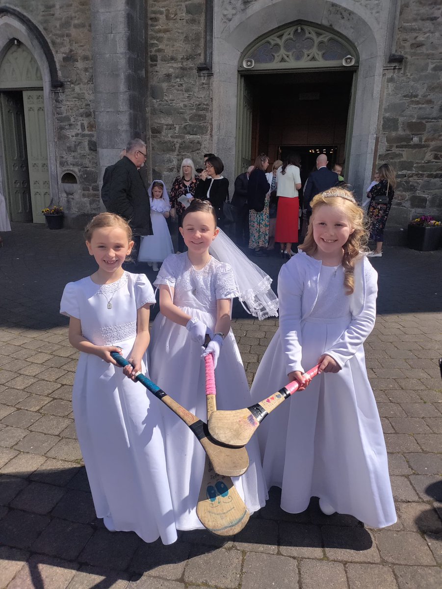 Super pics of some of our u9 boys and girls from Gaelscoil Bhaile Brigín who made their communion on Friday, we hope everyone had a fabulous day!! 💚💚