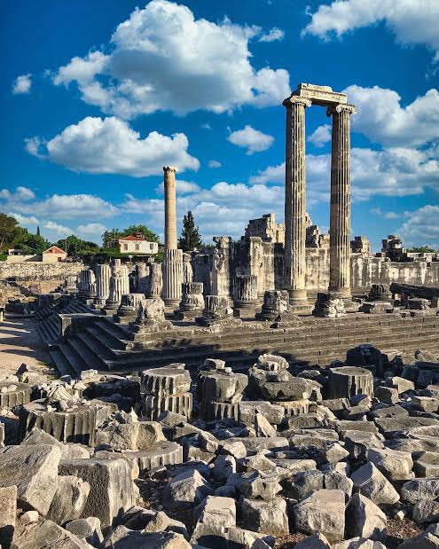 Yapımı MÖ 8. yy sonlarına tarihlenen “Apollon Tapınağı”. 🏛️Didim, Aydın.