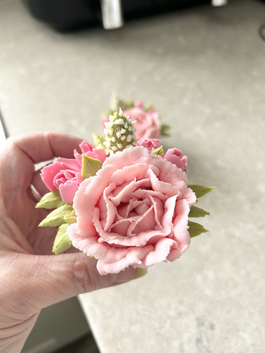 I was determined to crack my nemesis this morning ! 
Rose Garden … can’t believe how real it looks .. but yes you can eat it … 

#cupcakes 
#buttercreamflowers 
#cakeart