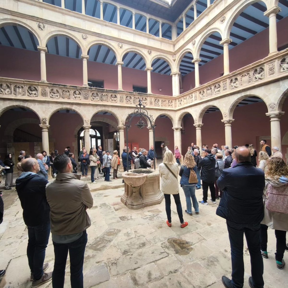 Avui des de @juntspertortosa hem organitzat una sortida pel centre historic de #Tortosa , per conèixer més detalls del nostre patrimoni, dels Reials Col·legis, Sant Domènec i la Catedral. Gràcies al guia Joaquin del Pino,hem xalat molt en la visita i en lo vermut😊 En farem més!