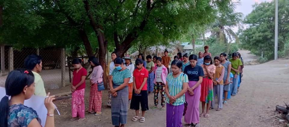 Pro-democracy residents from a village of #Yinmarbin Twp, #Sagaing Region, regularly staged an evening strike to overthrow the #MilitaryDictatorship on Apr28.

#AgainstConscriptionLaw    
#2024Apr28Coup
#WhatsHappeningInMyanmar