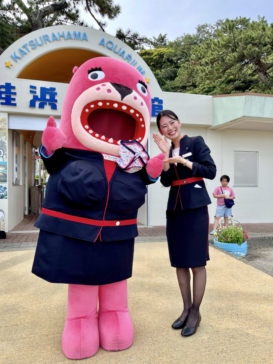 桂浜水族館の公式キャラクター #おとどちゃん がFDA客室乗務員の制服を着てお出迎えしてくれました👋

おとどちゃん、可愛すぎます！写真撮ってくれてありがとー📸

高知にお越しの際は『アヴァンギャルドを、生きろ。』を掲げる #桂浜水族館 にぜひ行ってみてください👍

katurahama-aq.jp