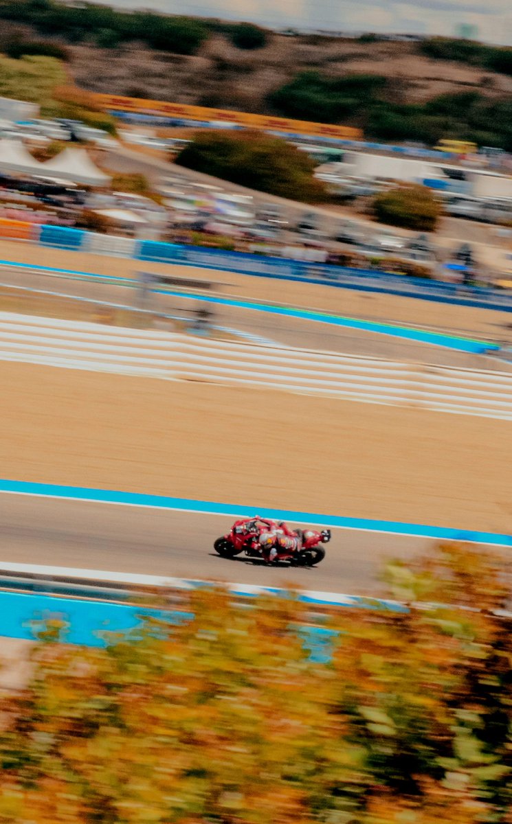 Hemos rentado el camino de 1h para llegar a esta curva. La Honda será un hierro, aunque en pista luce increíble