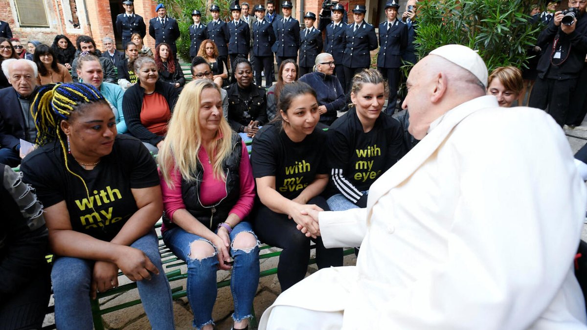 En la Bienal de Venecia, el papa visita una cárcel de mujeres y hace un llamado al sistema penitenciario f24.my/AI6i.x