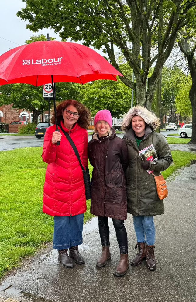 Campaigning in the ☔️ in #HullNorth #UniversityWard #VoteLabour #May2nd 🌹@siany_humphries🌹