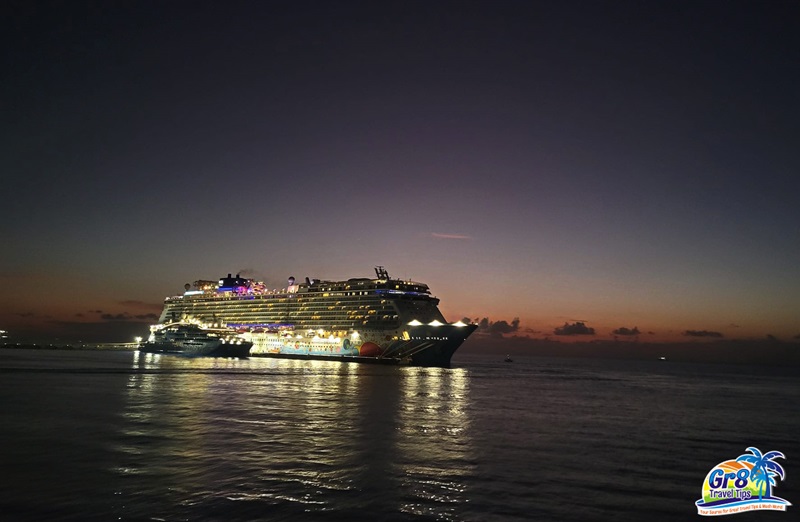 The Evening Lights Of A 🚢 Norwegian Cruise Ship Reflecting Over The Water In Cozumel, Mexico. 🌅

@CruiseNorwegian #cruiseship #cruiseships #travelphoto #cozumelmexico #cruisevacation #cruises #hobbyphotography