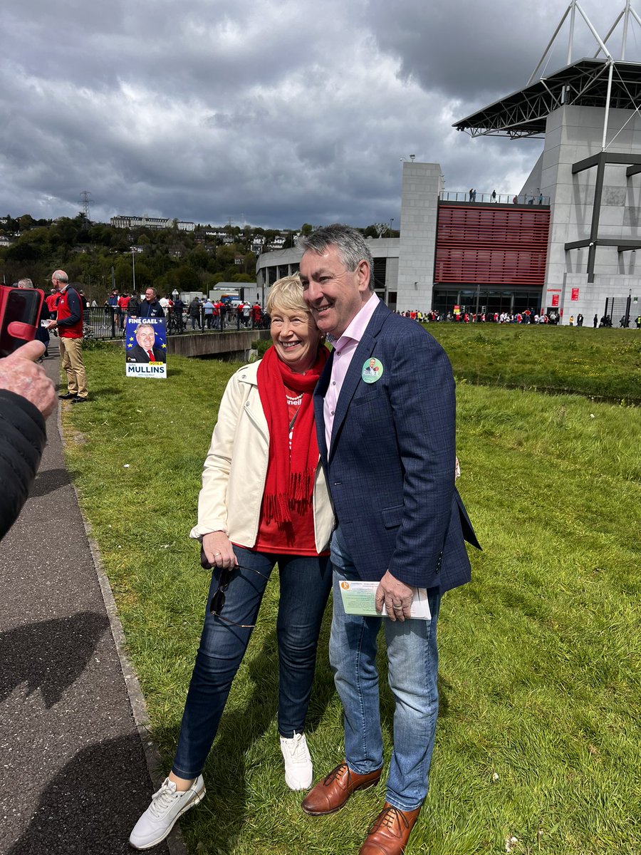 Bit of pre-match campaigning and banter with the Boss, An Tánaiste @MichealMartinTD , Finance Minister @mmcgrathtd , Senator @timmydooley and an amazing #TeamBilly crew. Thanks to everyone for the warm wishes.. Now for the hurling …. 🔴⚪️ v 🔵🟡