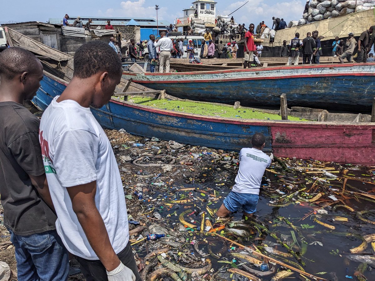 #DRC We can't eat or drink gas, let alone oil. Our volunteers are working hard to clean up #Kivu -lake in the east of the #DRC and spare it from any extractivist activity initiated by big polluters. @YCFAlliance @ExtinctionR @XR_Belgium @MalagaRebellion