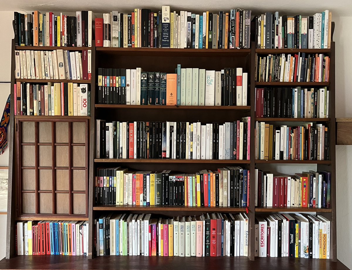 «Colecciona libros aunque no planees leerlos de inmediato. Nada es más importante que una biblioteca por leer». John Waters.