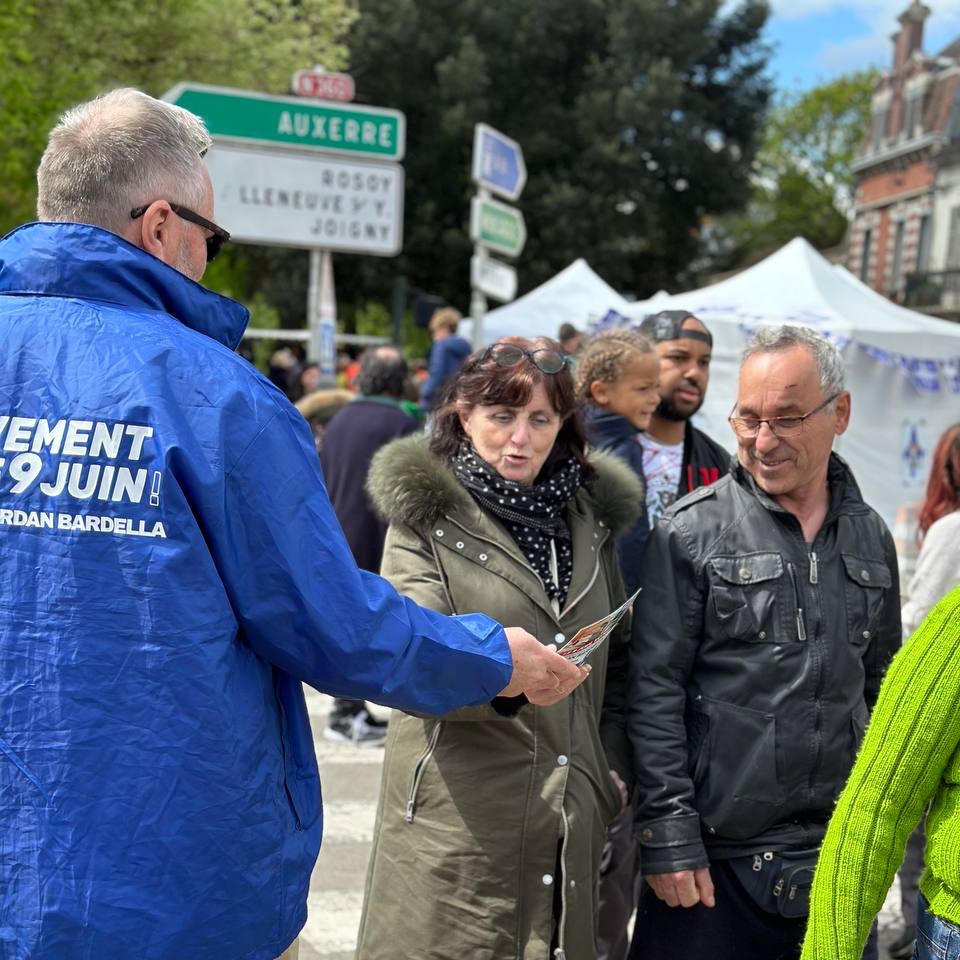 👊🏻🇫🇷 Cap sur les #electionseuropeennes2024 avec les militants du @RNational_off de l’#Yonne, une nouvelle fois présents sur la foire de #Sens pour porter les idées du #RN et convaincre les électeurs de voter pour @J_Bardella ! #VivementLe9Juin