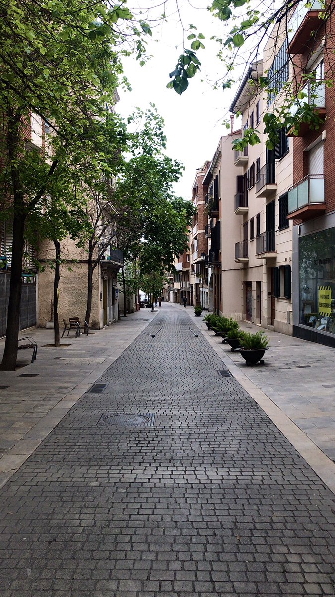 El carrer Major de Sarrià el diumenge a l’hora de dinar.