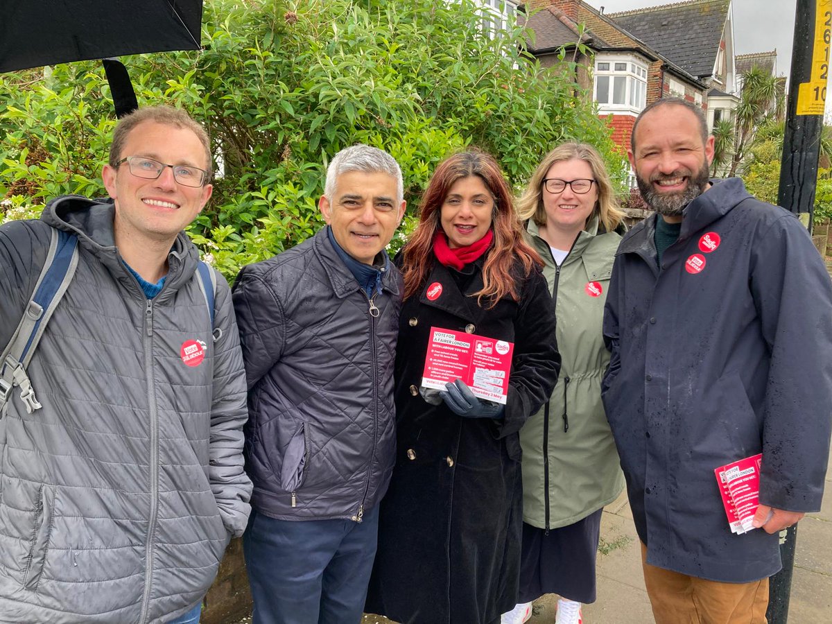 A vote for Labour on Thursday is a vote for: 🌹40,000 council homes 🌹6000 rent control homes 🌹1300 more police 🌹150,000 new jobs 🌹Free school meals made permanent Great to be back with one of our Southwark teams today. #LabourDoorstep #VoteLabour🌹