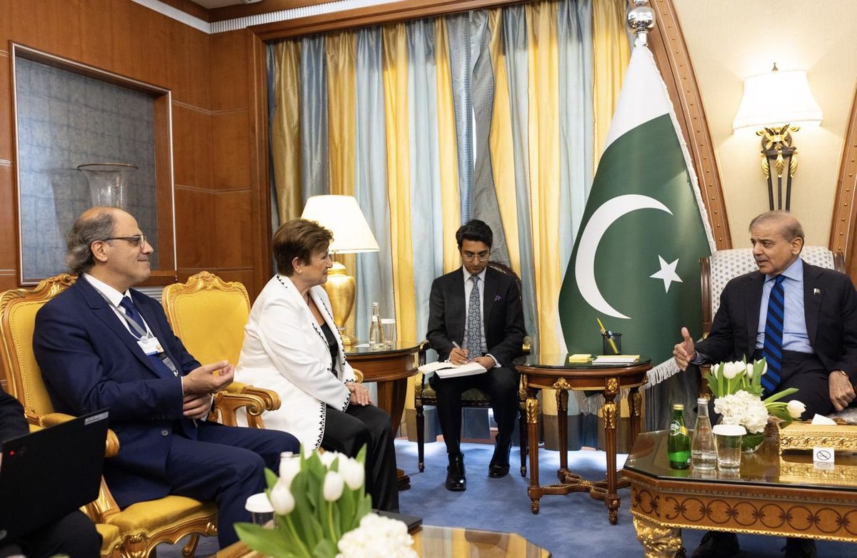 Very productive meeting with Pakistan’s Prime Minister @CMShehbaz and his team during #SpecialMeeting24 . We discussed policy reforms and strong decisions to address 🇵🇰 challenges and create stronger sustained and more inclusive growth for the benefit all Pakistanis.