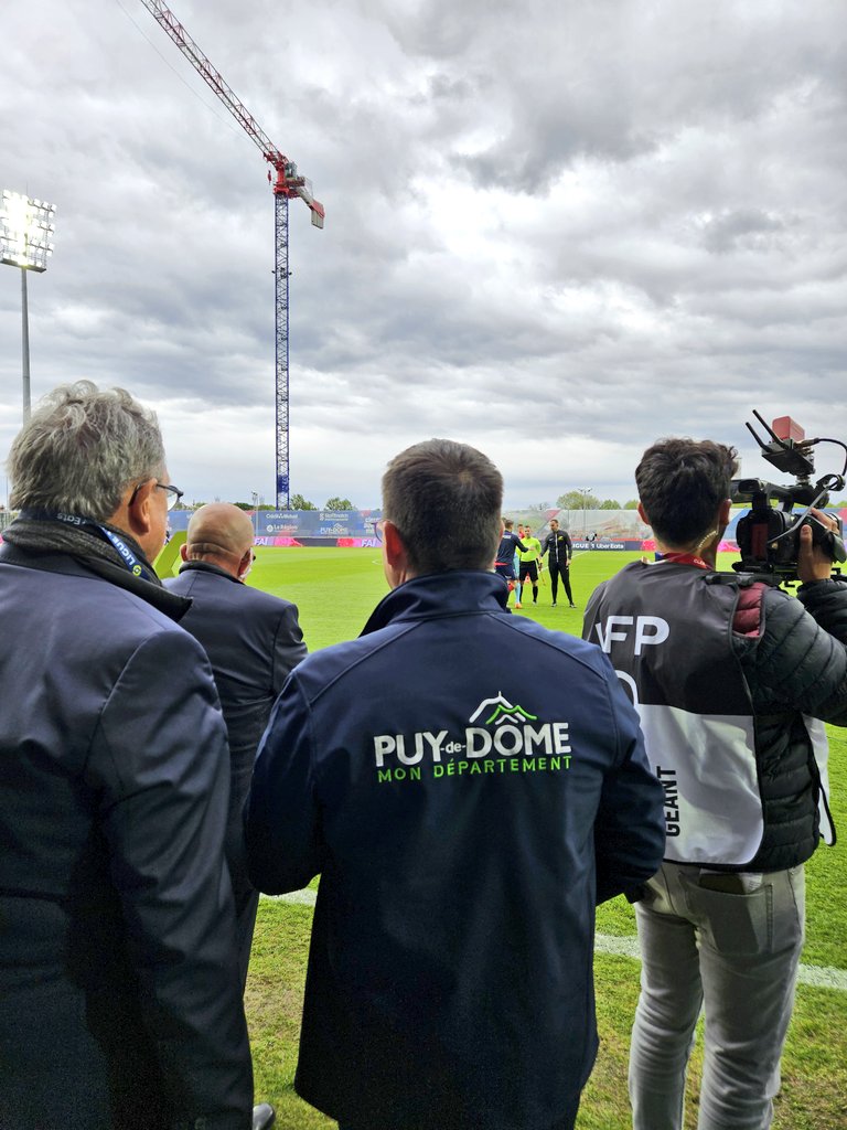 Le @Departement63 partenaire de la rencontre entre le @ClermontFoot et le @StadeDeReims. Coup d'envoi donné par le Pdt @ChauvinLionel63 et le jeune Sasha. Allez Clermont !!! On y croit jusqu'au bout 🔴🔵 #CF63SDR