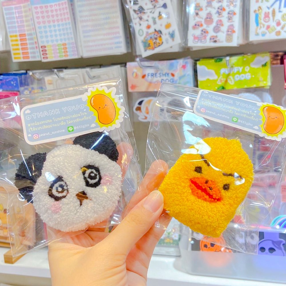 ifstore_art's tweet photo. กริปตอกมาใหม่ ลายดอกไม้สีสันสดใสมีทั้งสีม่วง สีฟ้า ส้ม ชมพูแถมขนนุ่มฟูด้วยนะ🪶🤏🏻

กริปตอกแบบใหม่แบบสับ มาในรูปแบบของต้าวขน!!!
สัมผัสละมุนไม่ไหว ทำความสะอาดก็ง๊ายง่ายเพียงแค่ใช้แปรงขัดอย่างเบามือ🪥🧽
จะจับจะถือโทรศัพท์ก็ง่ายขึ้นสุดๆ ติดแน่นทนนาน💥 https://t.co/3UTXvtFe1z