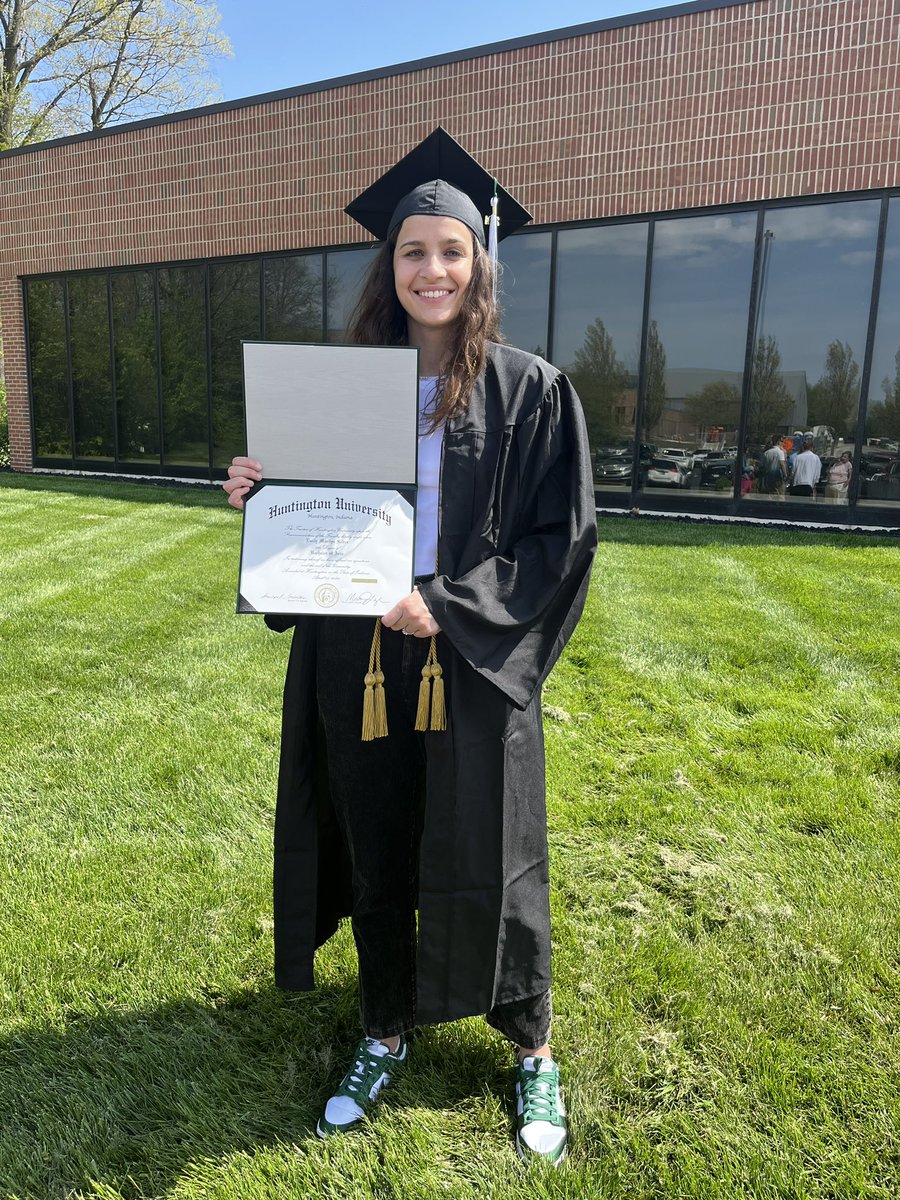 Congratulations to our HUWBB senior Emily Seboe! We are so proud of you and can’t wait to see where your future takes you! 🎓💚