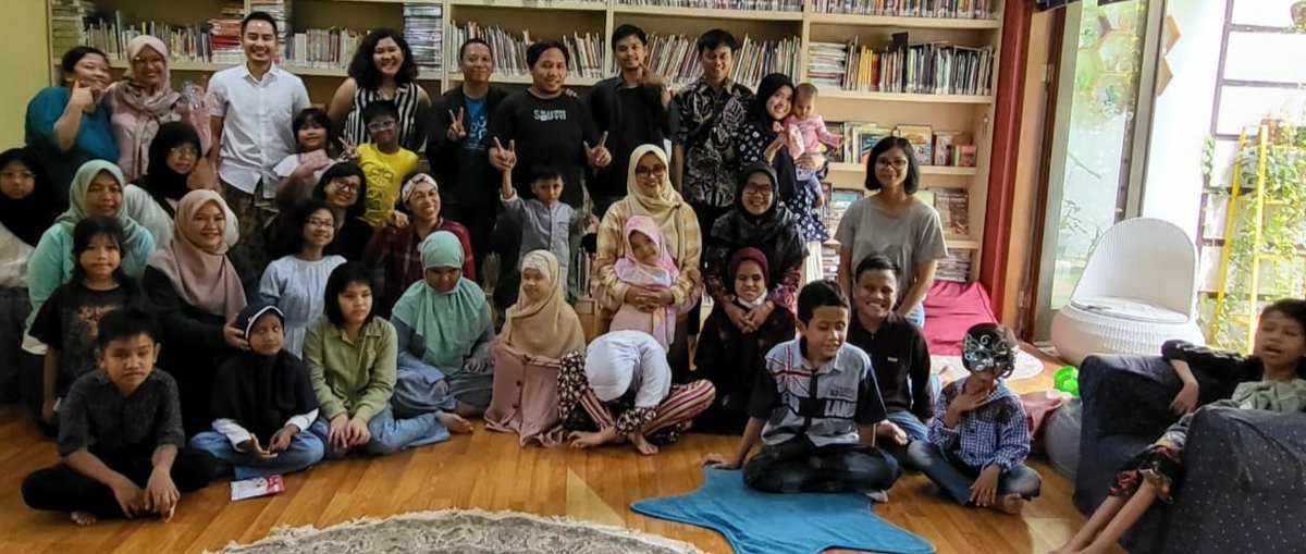 Kebutuhan berbagai alat sulit tersedia, makanya hibah itu sangat bermanfaat buat teman2 disabilitas netra ini. Bayangin, sekolah negeri di Jkt! Apalagi di daerah? Mrk pasti berterima kasih, tapi 2 tahun terlewat begitu saja :(

*Kai brsama murid2 SLB-A Pembina Tingkat Nasional.