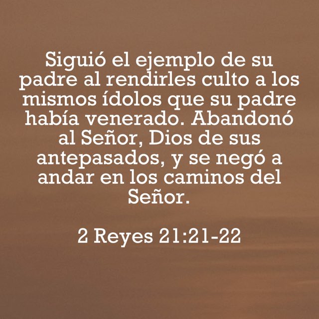 Lo padres damos ejemplo a los hijos: Podemos decirles y hasta obligarlos a que oren, pero ¿nos ven orando? Podemos enviarlos a la iglesia, pero ¿nosotros vamos a la iglesia? ¿Servimos en la iglesia? Podemos decirles que lean la Biblia ¿y nosotros la leemos?