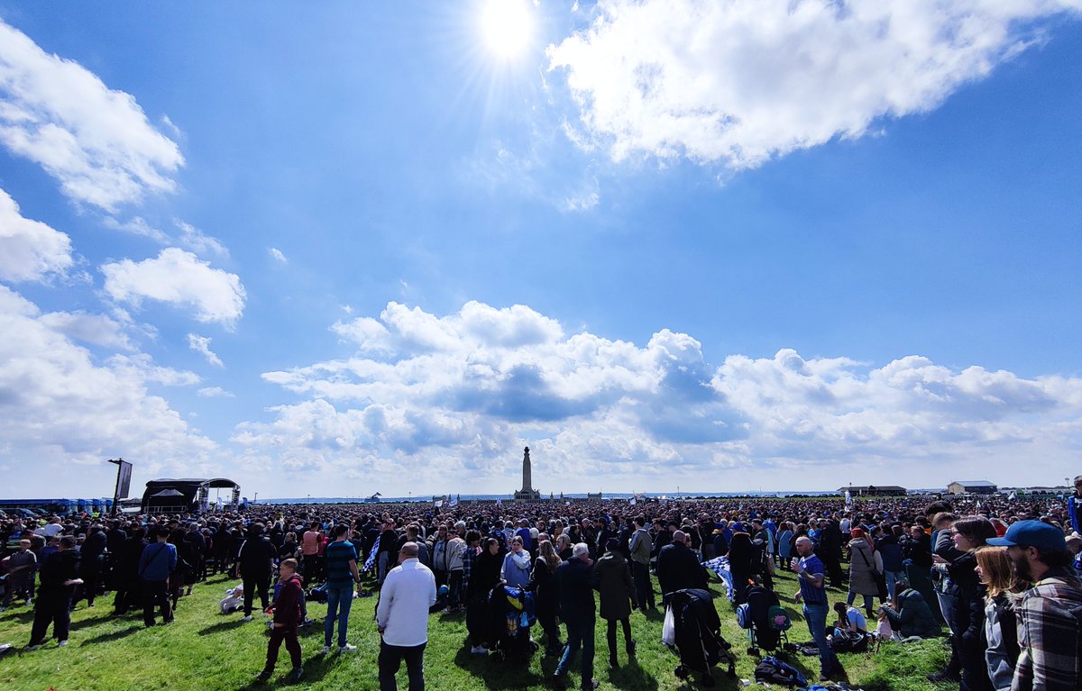 Fantastic turnout on Southsea Common to celebrate @Pompey's league-winning teams. Even the sun has made an appearance! ☀️