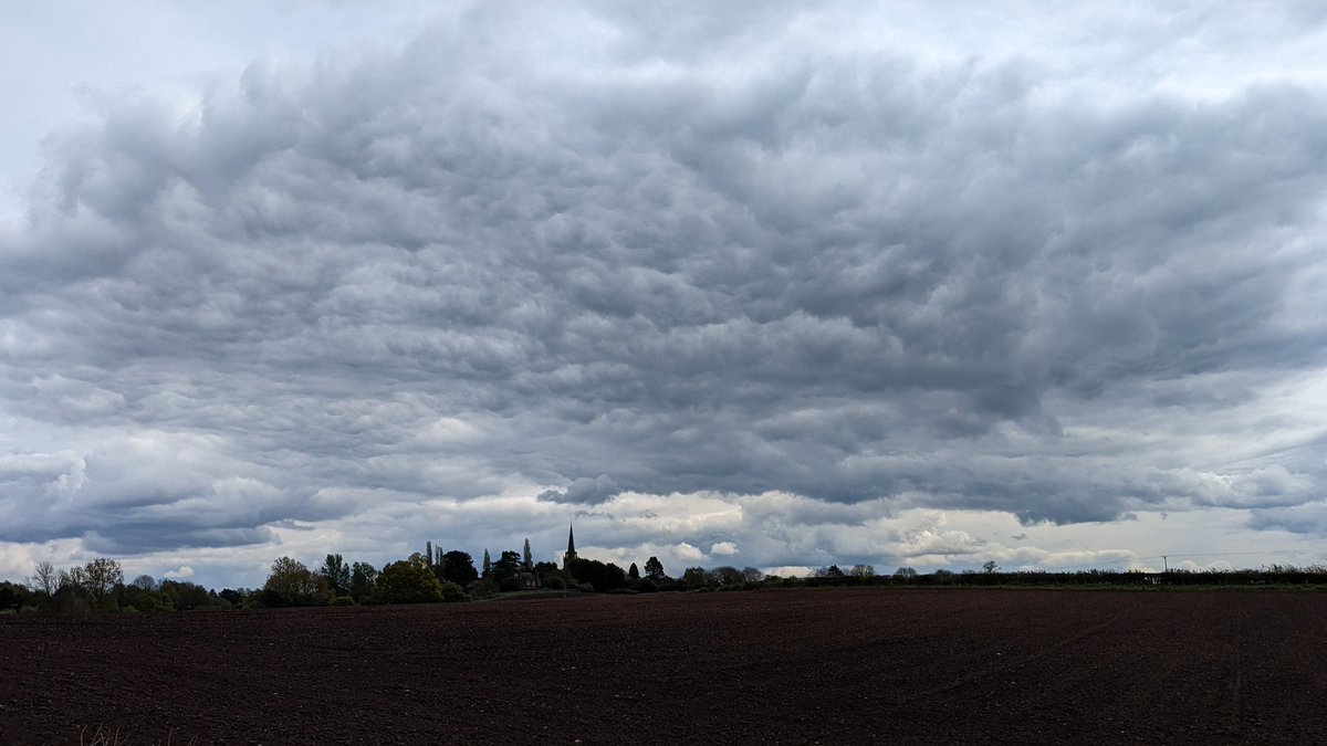 Dramatic Mammatus Clouds over the village this afternoon. @CloudAppSoc @ShropshireWX @metoffice @MetMattTaylor @WeatherNation @StormHour @bbcweather