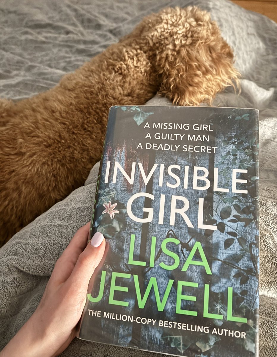 Weekend reading is a library book, ‘Invisible Girl’ by @lisajewelluk. Not many I haven’t read of Lisa Jewell’s so finishing the last few! 📚 & looking forward to attending her & Gillian McAllister’s event in June! Goodreads: goodreads.com/user/show/2755…