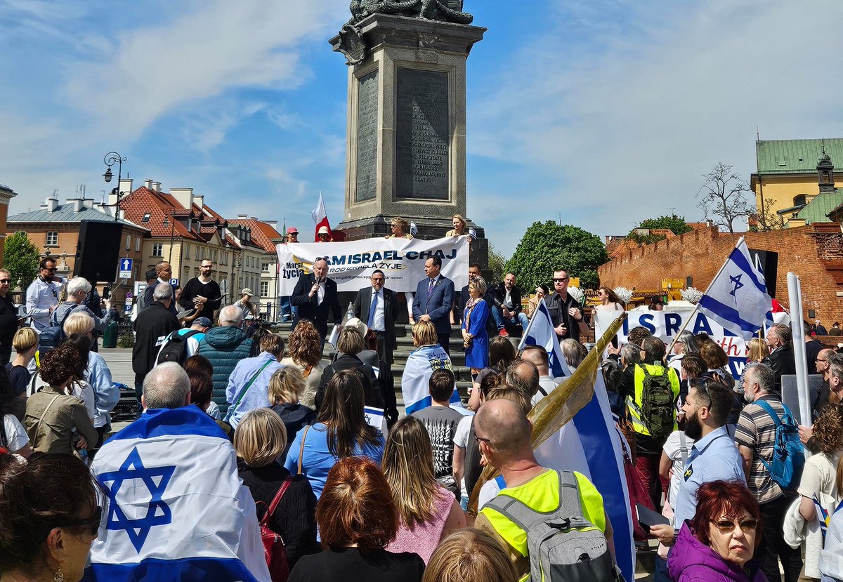 Dziś w Warszawie: setki osób na zgromadzeniu solidarności z Państwem Izrael, domagające się uwolnienia porwanych i sprzeciwiające się antysemityzmowi. Śpiew „Naród Izraela żyje”, flagi i hymn Izraela ponownie przypomniały nam, że nie jesteśmy sami. Dziękuję!