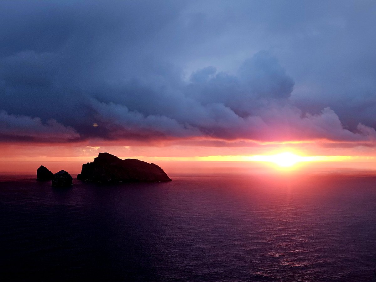 Red sky in the morning....
Dawn breaking behind Boreray today.
#sunrise #stkilda #scottishisland
#OuterHebrides #visitscotland
#fortheloveofscotland