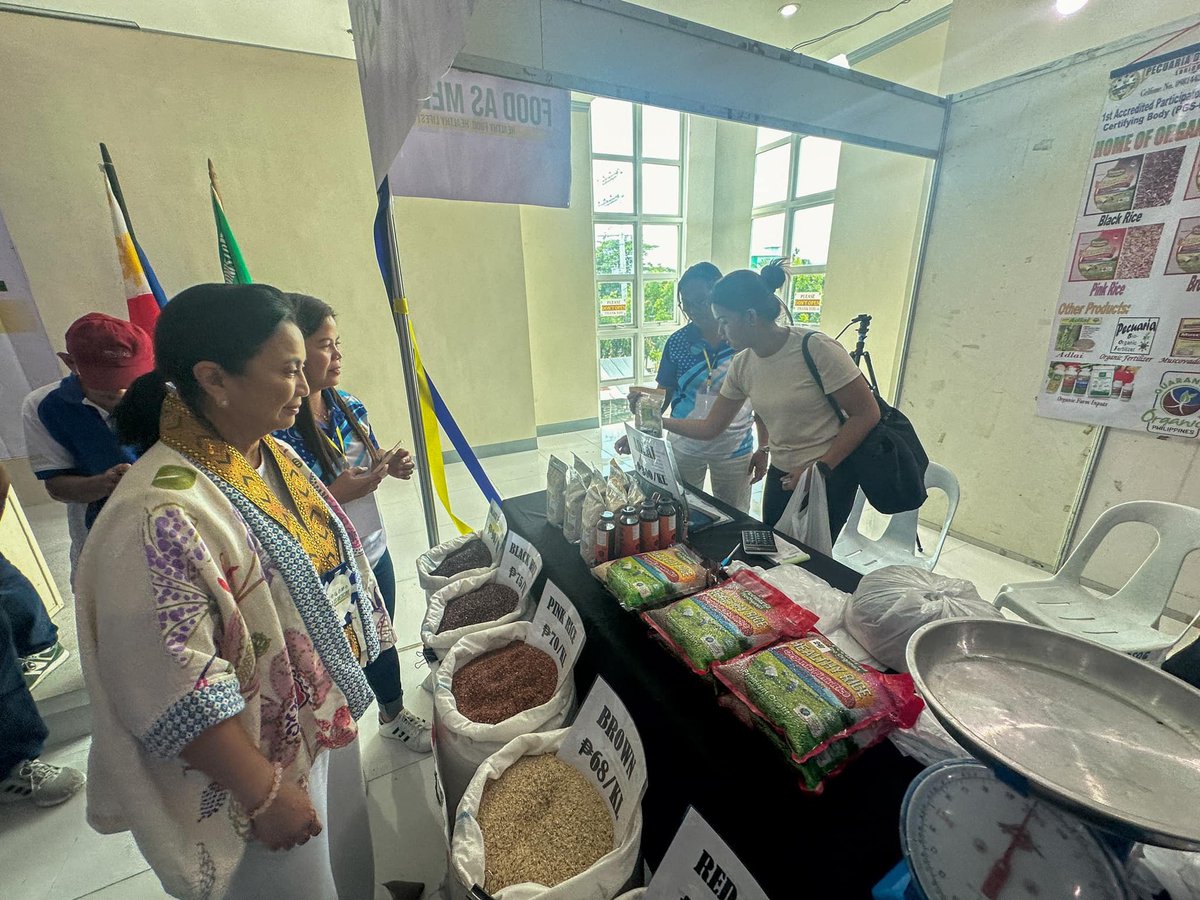 Atty. Leni Robredo at the launch of the Food As Medicine project of the Ateneo de Naga HS Pillars ‘74. Together w/ govt agencies, the Agricultural Training Institute, & CamSur Chamber of Commerce & Industry, the goal is to promote healthier food choices while helping farmers.