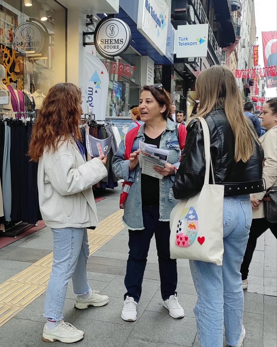 Türkiye bir “uzun ve yoğun çalışma” ülkesi. 
Kendimize, sevdiklerimize, ailemize vakit ayırmak için 1 Mayıs’ta #Haftalık35Saat çalışma talebini yükseltiyor ve emekten, eşitlikten, adaletten yana olan herkesi alanlara bekliyoruz. 

#35saat
#CumartesiyiKazanacağız 
#1mayıs