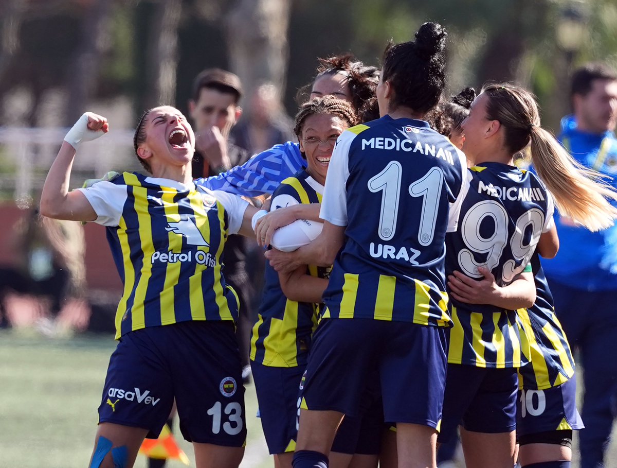 Kadınlar Süper Ligi'nde bitime 1 hafta kala zirve yarışı: 1⃣ Galatasaray - 68 P 2⃣ Fomget Gençlik - 66 P 3⃣ Fenerbahçe - 63 P