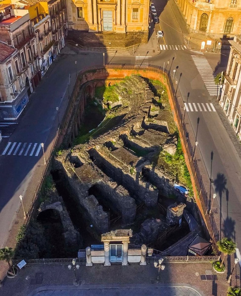 İtalya’nın Sicilya bölgesinde bulunan Catania (Katanya) şehrinde, caddelerin arasında kalan MS 2. yüzyılda inşa edilen Catania Amfi Tiyatrosu.