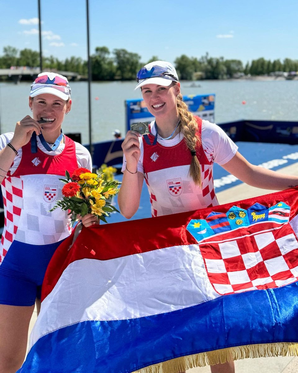 Slavimo senzacionalni uspjeh s Europskog veslačkog prvenstva 😍🥳 Ivana i Josipa Jurković su osvojile 🥉 u dvojcu bez kormilara u mađarskom Szegedu 👏. Za sestre je to prva seniorska medalja s velikog natjecanja. Čestitamo, ponosni smo na vas! ❤️🤍