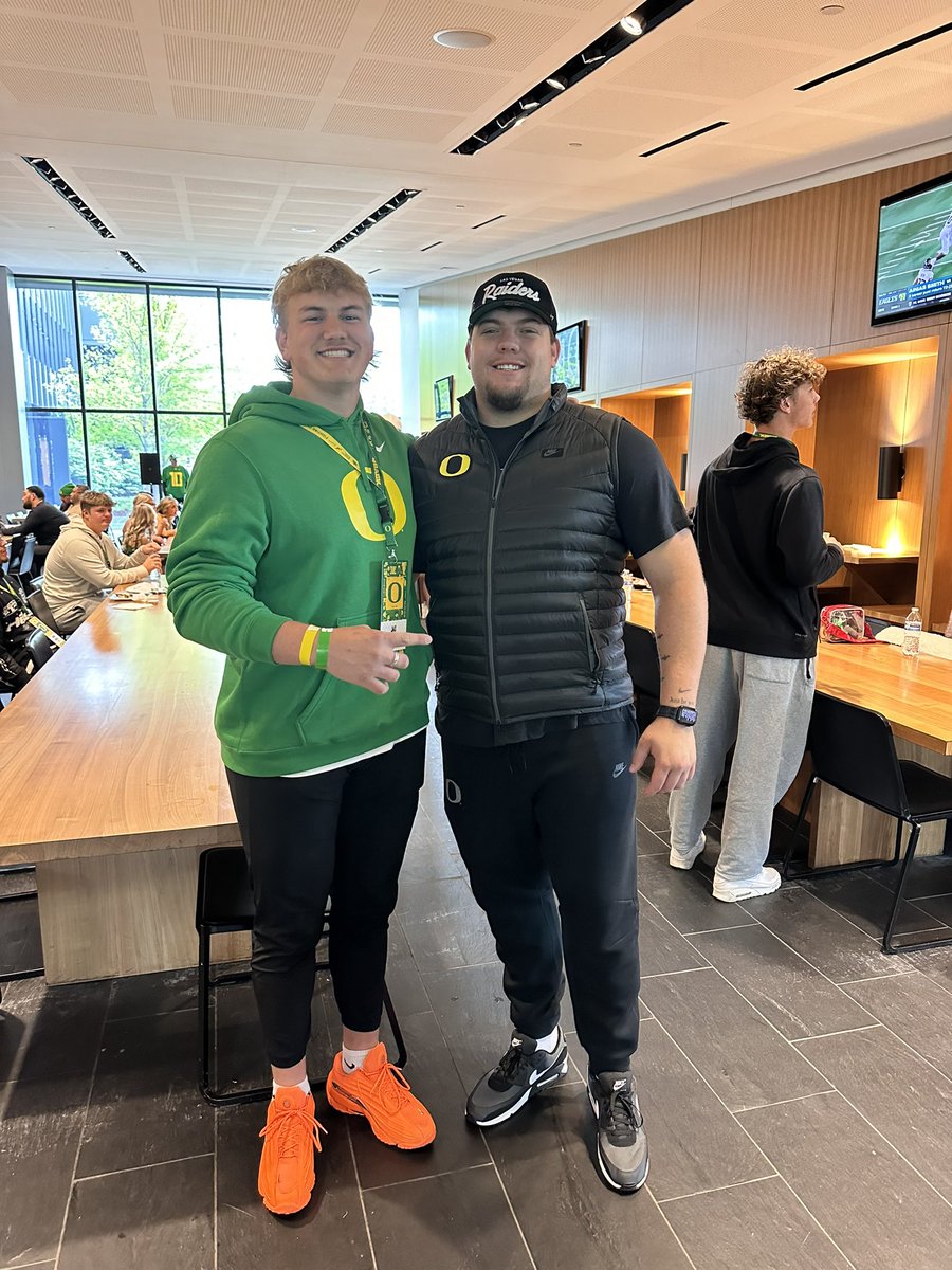 Thank you @oregonfootball for having me this weekend, had an amazing time at the spring game! @CoachJoeLorig @CoachDanLanning @duckscrootin @105CoachTerry @CoachWalk53 @gorockyfootball @BrandonHuffman @CrinerScott @Coach_Taufalele @208ITTA @OTFathlete @74Coach