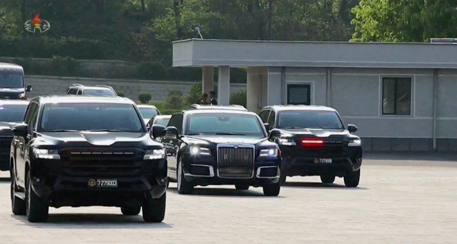 🚨 Updated convoy of North Korean leader Kim Jong-un:

- Uros Senate,
- Toyota Land Cruiser 300,
- two Mercedes-Benz Maybach GLS600 SUVs,
- Lexus LX,
- Two Ford Transit vans,
- Five Mercedes-Benz sedans and one jeep.
