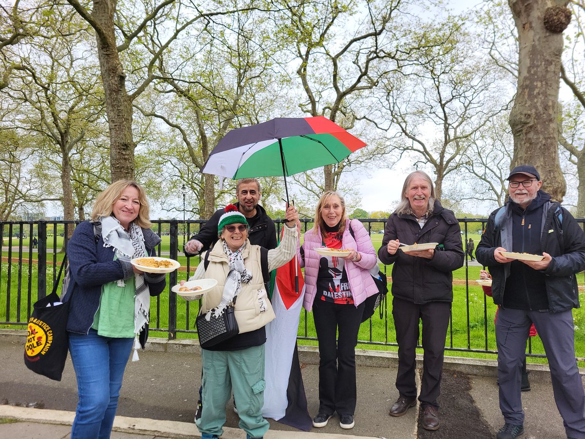 What a lovely & very welcome end to the 🇵🇸 march in London yesterday. Lovely coach of people from Bolton invited us to share their food in solidarity from the NW-just what we needed at that point in a very long day (& before negotiating the horror of train travel at Euston)