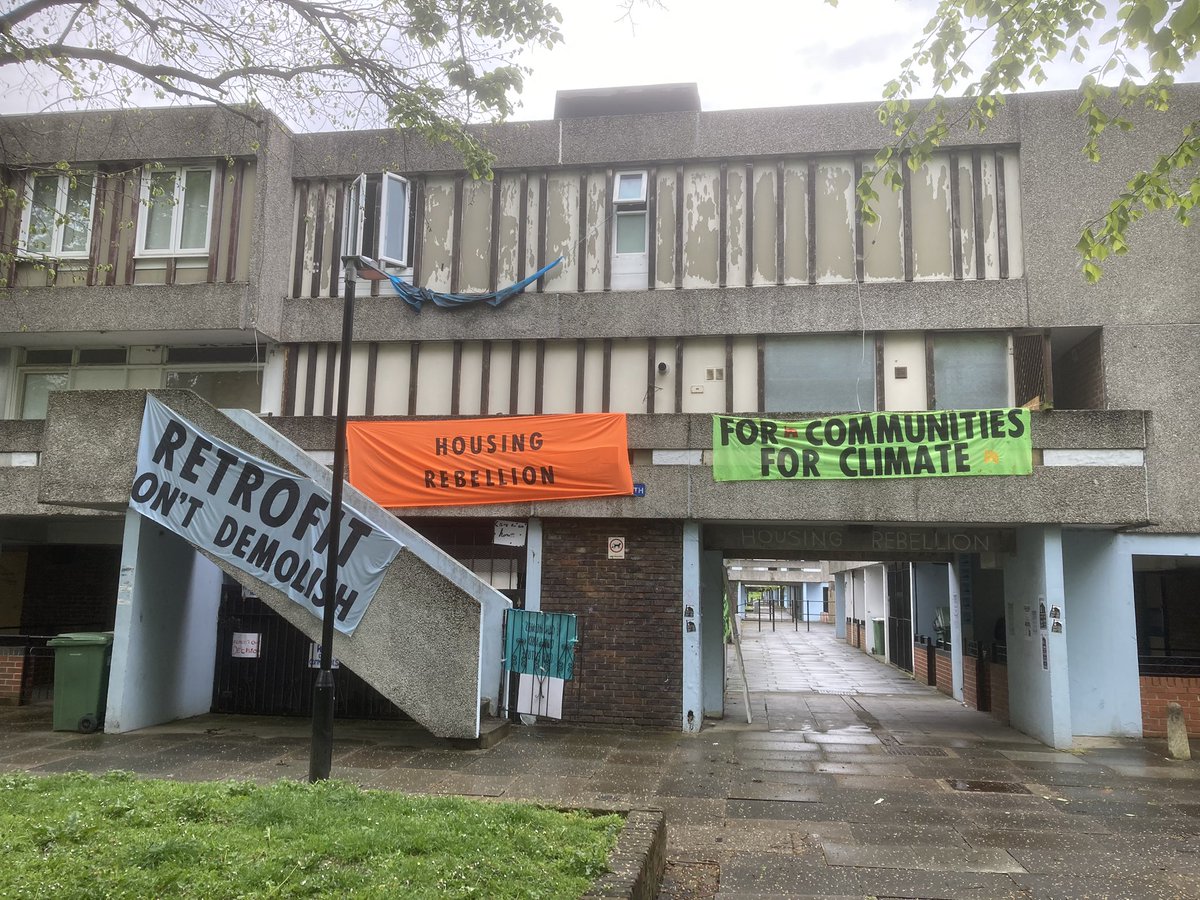 Visiting the Lesnes Estate Occupation 4 refurbishment not demolition in Abbey Wood, south-east London - occupation’s been going for 3 weeks & looks like it will be here for several weeks more✊🏽. @DemolitionsLdn @FocusE15 @labour_council @AysenDennis @WhyDemolish @_isaacrose