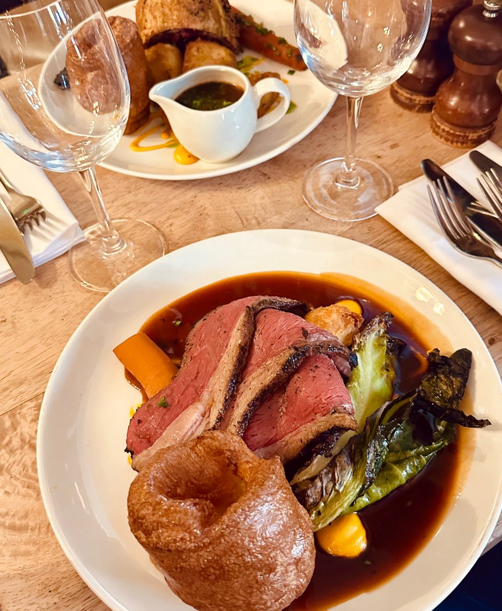 It’s cold outside.. come to warm up with our spectacular Sunday Roast! 👌🏻😉 
.
We will be serving all day long! 
.
#sundayroast #londonpubs #beefroast #londonbestroasts