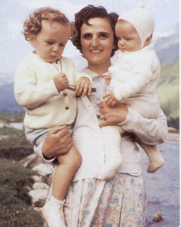 Vayan a misa. 
Y hoy pidan por las futuras madres con riesgos de salud, en recuerdo de santa Gianna Beretta Molla, cuya festividad  es el día de hoy 28 de abril.