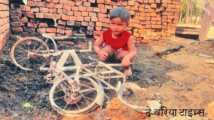 #इमोशन 🥺जब अरमान जल जाए😔 ◆#देवरिया में आगजनी की घटनाओं नें इस बार जनपद में सैकड़ों परिवारों को बेघर कर दिया तो ना जाने कितने काल के गाल में समा गए। ◆यह तस्वीर भटनी क्षेत्र के एक गाँव की है, जहाँ तीन परिवार एक छोटी सी चूक से बेघर हो गए, ◆ इसी घटना में मासूम की…