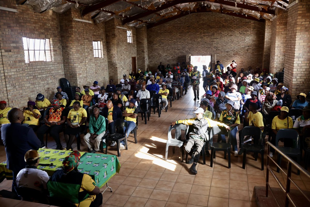 [TODAY] - Cde. Dumile Patrick Nono Maloyi, NW ANC Provincial Chairperson is accompanied by various members of the PEC and Alliance Partners at Matlwang Community Hall, Jane Letsapa VD for a stakeholder engagement meeting. 

#voteanc
⚫️🟢🟡