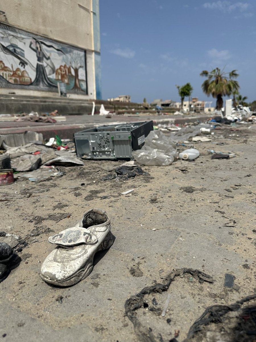 #Gaza Khan Younis today, abandoned children’s shoes. Everywhere. Thousands of families used to shelter in these @unrwa schools turned shelters before they came under attack. So many belongings left behind. People fleeing so fast, even shoes were left.