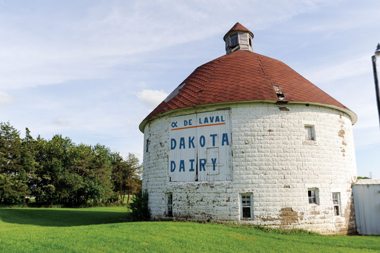 A handful of miles away from where I grew was an old round barn. Curious about these structures in the US, I traveled down the round barn rabbit hole. THREAD: