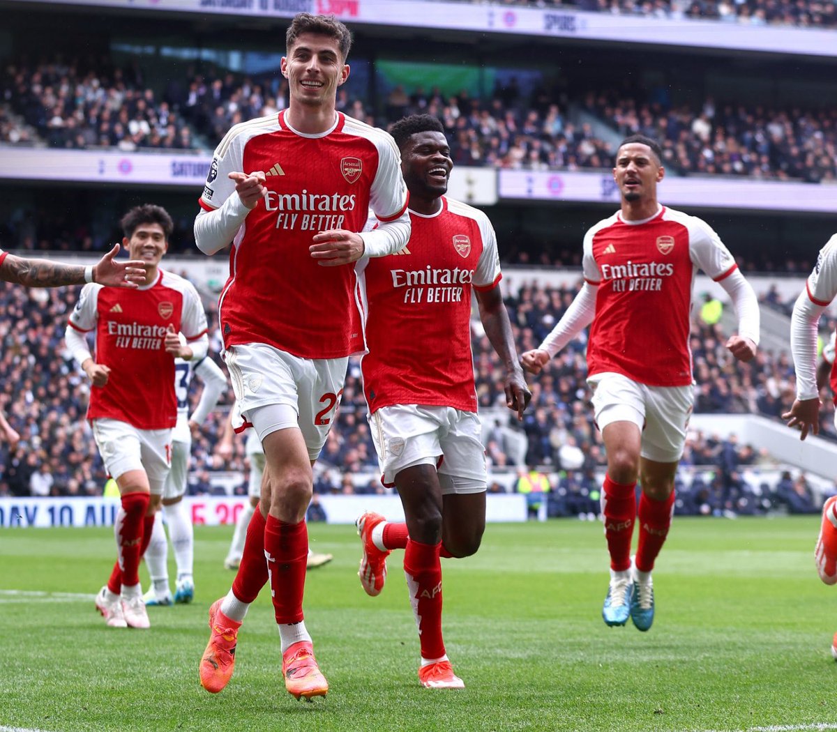 HT: Tottenham Hotspur 0-3 Arsenal.
(Hojbjerg OG',  Saka &amp; Havertz) #TOTARS