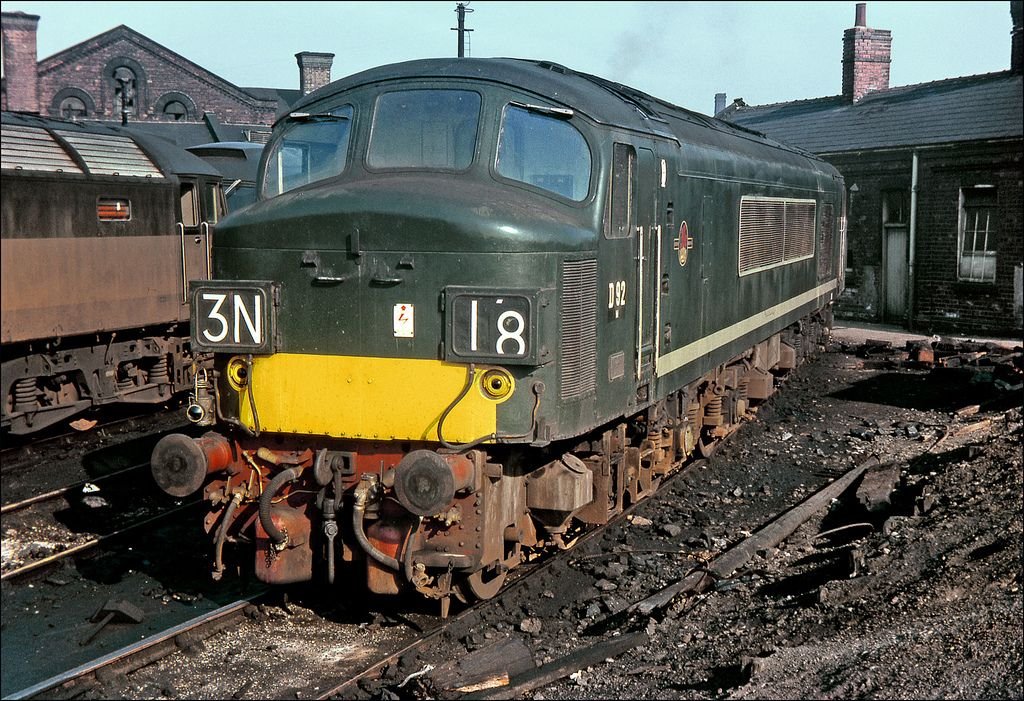 Great picture of Peak D92 (Later 45138) at Holbeck shed sometime in 1966. Built at Crewe Works and delivered to Derby (17A) on 25th March 1961. Withdrawn on 22nd Dec 1986 and cut up at MC Metals, Springburn in April 1994....
📸Gordon Edgar