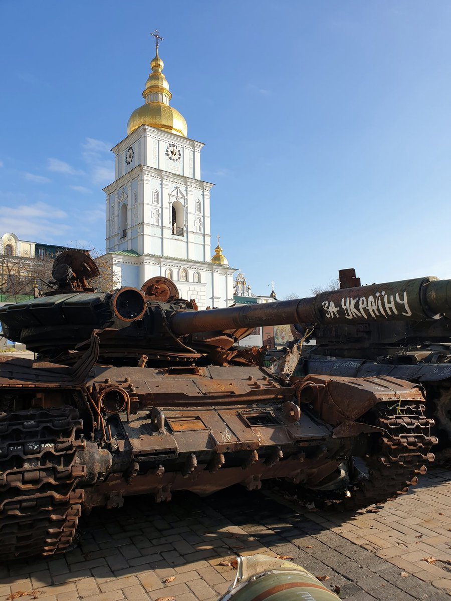 'Nach Ukraine!' 

Dieser russische Kampfpanzer T-72B Obr. 1989 wurde in der Ukraine am 04. April als zerstört bestätigt.

Ausgestellt in der 🇺🇦 Hauptstadt Kyjiw.
#Ukraine #StandWithUkraine #ArmUkraineNow