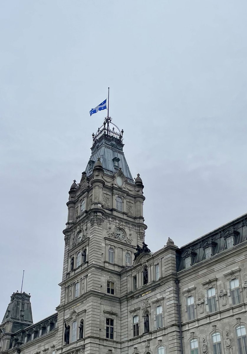En ce Jour commémoratif des personnes décédées ou blessées au travail, le drapeau du Québec est en berne. Mes pensées accompagnent les victimes et leur famille. 💐#assnat