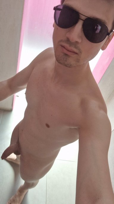 J'ai fait tomber le maillot le temps d'aller me faire sucer par un mec canon aux toilettes 🫣 il m'a demand&eacute;<a href="/tag/maqueue"class="tags"><span>#maqueue</span></a>