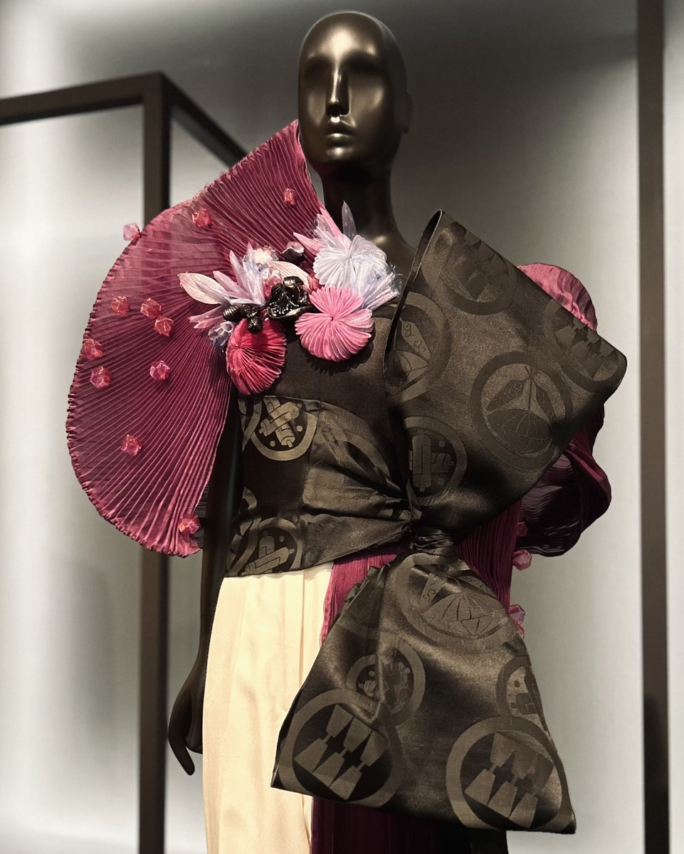 Now on view, our new exhibition 'Dress Up' explores the interplay between fashion and jewelry through more than 100 works: ms.spr.ly/6013YKMTX 

👗: #JeanPaulGaultier and #MarikoKusumoto, 'Big in Japan ensemble' (France, 2019), silk, organza