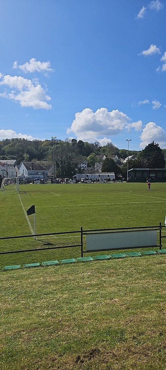 Watching football in the SUN ☀️🌞
HEAVEN🥰
all that's missing is a cold cider🍻